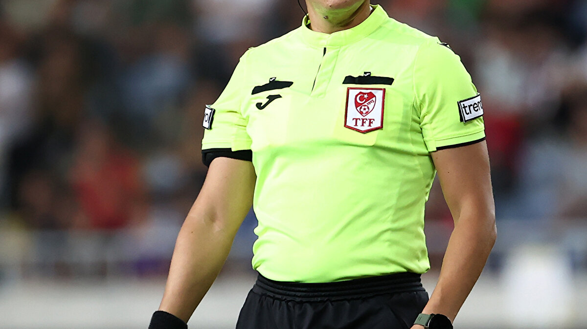 Cezalar, Futbol Disiplin Talimatı'nın 57. maddesi uyarınca, futbolun güvenilirliğini sarsan "bahis oynama" eylemi nedeniyle uygulandı. Men cezası alan isimler arasında Üst Klasman hakemlerinin de bulunması, skandalın boyutunu gözler önüne serdi.<br><br>Kurul, 152 hakemden 149'unun cezasını kesinleştirirken, 3 hakem hakkındaki incelemenin devam ettiğini duyurdu. İncelemesi süren isimler şunlar:<br><br>Üst klasman hakemi Zorbay Küçük<br><br>Üst klasman hakemi Melih Kurt<br><br>Klasman hakemi Mertcan Tubay<br><br>PFDK, bu üç hakemle ilgili soruşturmanın devamına karar verildiğini aktardı. Türk futbolunda güvenilirliği sarsan bu kararın ardından, hakem camiasında büyük bir temizlik hareketinin başlaması bekleniyor.