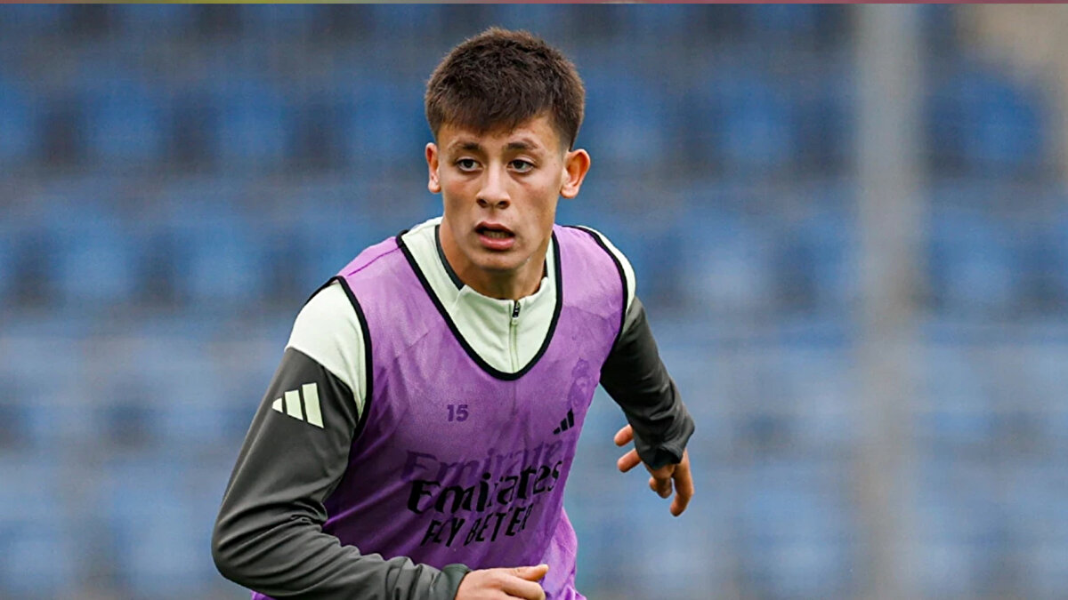 Xabi Alonso yönetimindeki Eflatun-beyazlılarda form grafiği giderek artan ve takımının skor üretimine büyük katkı sağlayan 20 yaşındaki milli futbolcu, taraftarların oylamasında ekim ayının en iyi futbolcusu seçildi.