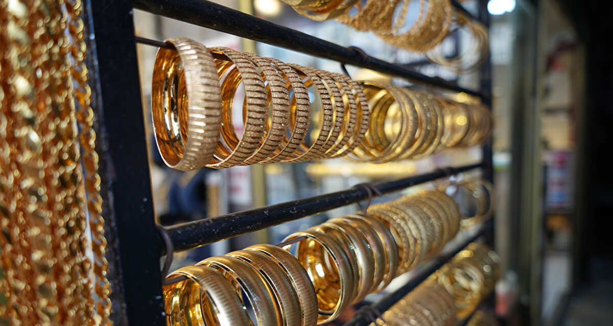 Cari açık ve fiyatlar üzerinde etkisi<br><br>Yılmaz, altın alımlarının durmasının hem cari açıyı hem de fiyatları etkileyeceğini belirterek, “Fiyatta realizasyon olumsuz etki yaratabilir, ancak ithalatın düşmesi pozitif etki sağlayacaktır” değerlendirmesinde bulundu.