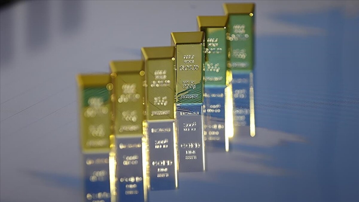 Türkiye Cumhuriyet Merkez Bankası (TCMB), Türkiye’de madenlerde üretilen altınların alımını geçici olarak durdurdu. 2017’den bu yana yerli altın alımında öncelikli hak sahibi olan Merkez Bankası, aldığı bu yeni kararla hem piyasadaki fiyat farklılıklarını azaltmayı hem de altın ithalatında yaşanan sıkıntılara çözüm üretmeyi hedefliyor.