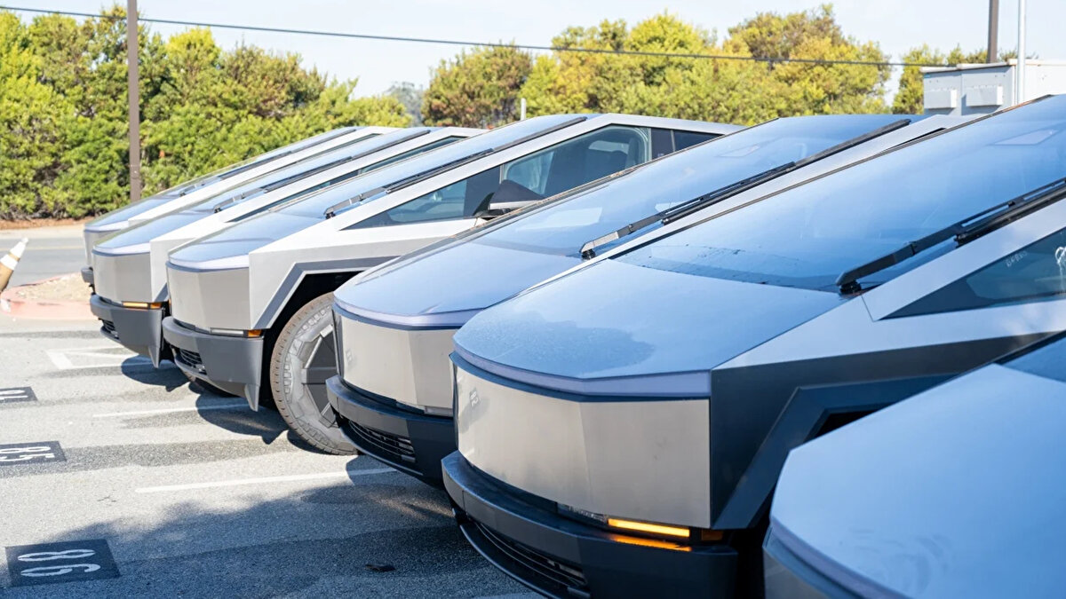 Bu geri çağırmanın ana nedeni teknik inceleme sonrası netleşti. Üretim aralığındaki bazı araçlarda kapı ve gövde hizası tutarsız. Bazı parçalarda montaj gevşemesi görüldü. Yazılım uyarılarında gecikme olasılığı da tespit edildi. Bu üç başlık birlikte risk oluşturuyor.