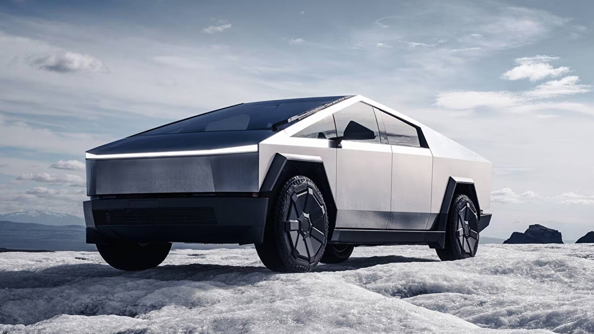 Sahipler uygulamadan randevu oluşturmalı. Araç bilgisi ve üretim tarihi girilmeli. Uygulama uygun servis ve saat önerir. Acil uyarı görünürse aracı kullanmamak en güvenlisi. Tesla işlemlerin tamamen ücretsiz olduğunu yeniden hatırlatıyor.