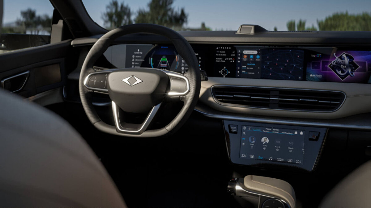 Almanya’da teslimat, servis ve deneyim alanları genişliyor<br><br>Alınan bilgiye göre, “Bir otomobilden fazlası için” yola çıkan Togg, bağımsız Euro NCAP programının tüm testlerinden en yüksek derece olan 5 yıldızı alan T10X ve T10F ile Avrupalı kullanıcılarla buluşmaya devam edecek.<br><br>Almanya’daki ilk teslimatlarını yapan Togg, ülkede kullanıcılarla buluşma noktalarını da hızla genişletiyor. İlk teslimat noktası olarak Kelheim’i belirleyen marka, kısa süre içinde Neuss’ta da yeni bir teslimat noktasını devreye alacak.<br><br>Berlin, Essen ve Nürnberg'de aktif servis noktaları hizmet verirken, Münih başta olmak üzere yeni şehirlerde de servis altyapısının devreye alınması için çalışmalar sürüyor.