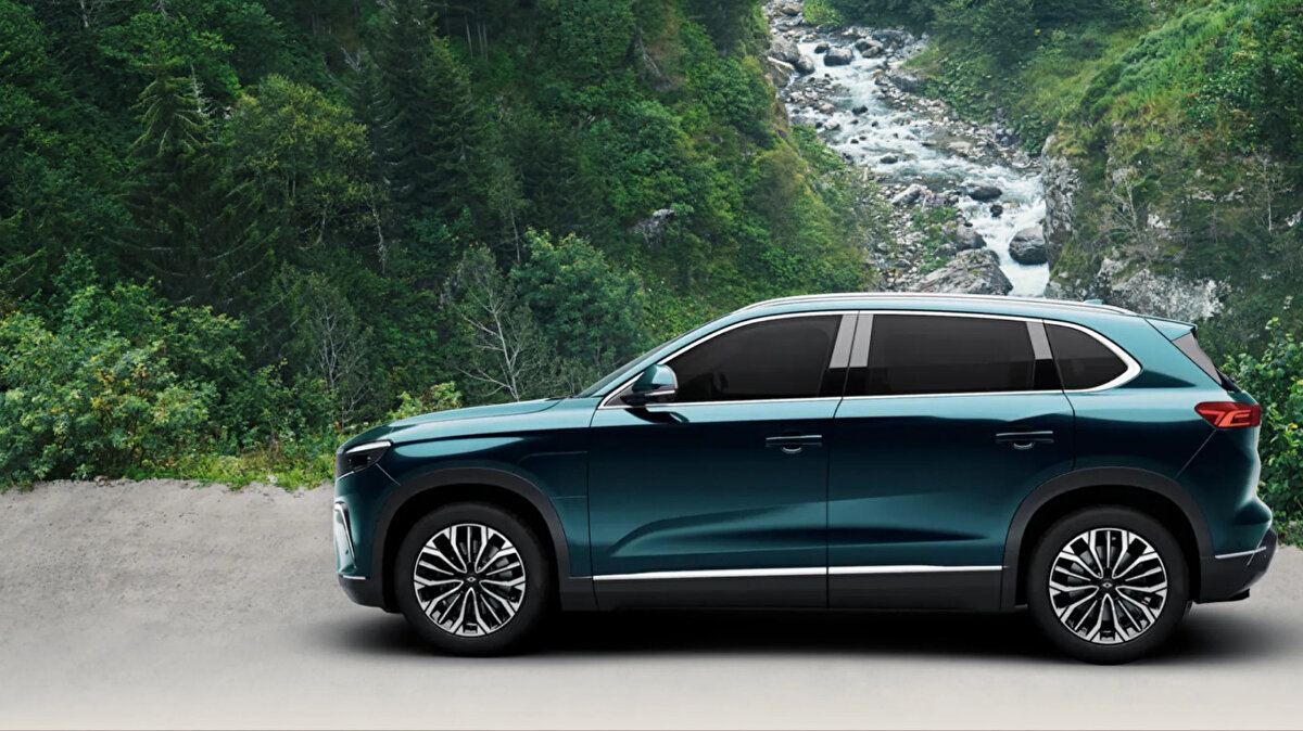 Hem T10X hem de T10F modelleri ile Almanya pazarına giriş yapan Togg, Alman otomotiv sektörünün başkenti Stuttgart’ta yapılan ilk teslimatlarla önemli bir kilometre taşını daha geride bıraktı.<br><br>Stuttgart’ta Togg merkezinin bulunduğu alanda düzenlenen etkinlikte T10X ve T10F kullanıcılarıyla buluştu. Böylece Türkiye’de tasarlanıp geliştirilen ve üretilen akıllı cihazlar ilk kez Almanya yollarına çıkmış oldu.<br><br>8 Eylül 2025’te Münih’te düzenlenen IAA Mobility fuarında Almanya tanıtımı gerçekleştirilen, T10X ve T10F, 29 Eylül’de ön siparişe açılmıştı.