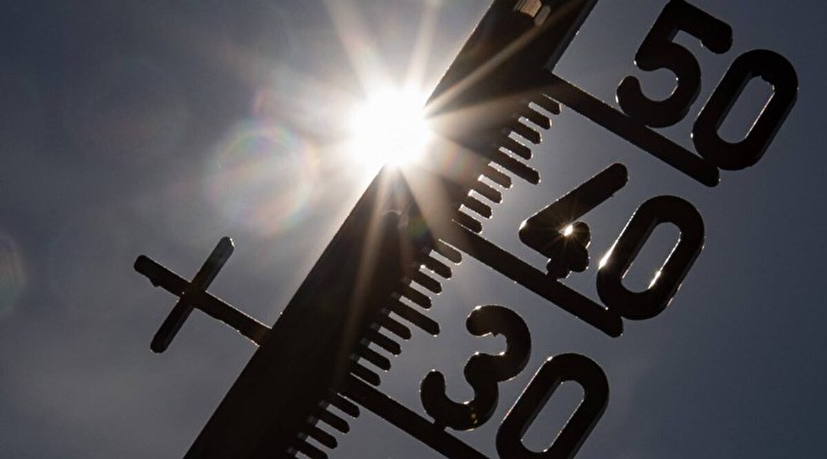 Hava sıcaklıkları, özellikle iç ve doğu kesimlerde 3 ila 5 derece arasında artacak. Diğer bölgelerde ise sıcaklıklarda önemli bir değişiklik beklenmiyor. Bu artışla birlikte birçok şehirde hava mevsim normallerinin üzerine çıkacak.