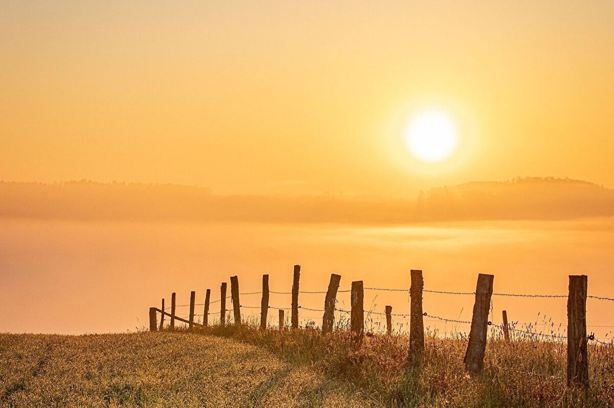 Bölgesel tahminlere göre İstanbul’da hava parçalı ve az bulutlu, en yüksek sıcaklık 19 derece civarında olacak. Ankara’da sıcaklık 18 dereceye kadar çıkarken, İzmir’de 23 derece ölçülecek. Marmara ve Ege’de açık ve güneşli hava hafta boyunca etkisini sürdürecek.