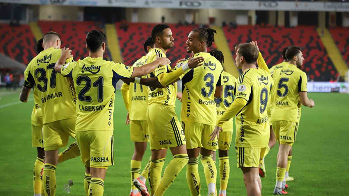 Süper Lig’de zirveden uzaklaşmak istemeyen Fenerbahçe, bu hafta deplasmanda Beşiktaş’a konuk olacak.