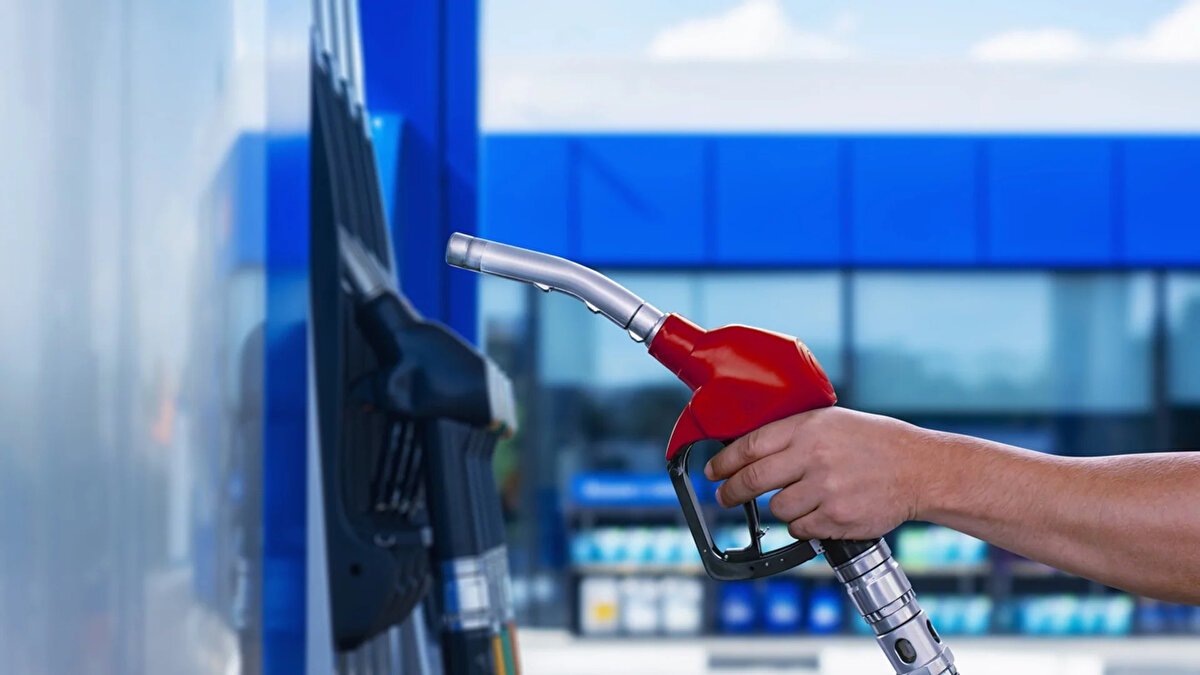 <br>Sürücüleri doğrudan ilgilendiren önemli bir gelişme yaşandı. Akaryakıt fiyatlarında beklenen hareketlilik, pompa fiyatlarına zam olarak yansıdı. Benzinin litre fiyatına bu sabahtan itibaren geçerli olmak üzere ortalama 1 lira 15 kuruş zam yapıldı.