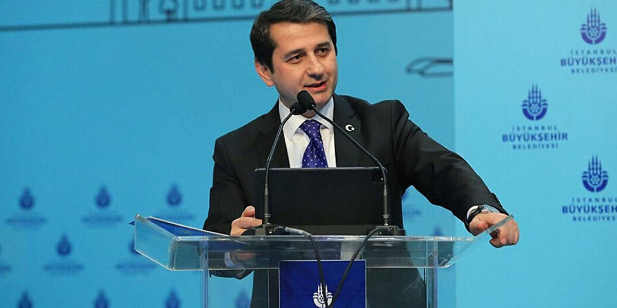 <br>Trabzonspor kongre üyesidir. Aynı zamanda gençliğinde profesyonel futbol oynamış, yelken ve dalgıçlık gibi sporlarla ilgilenmiştir.