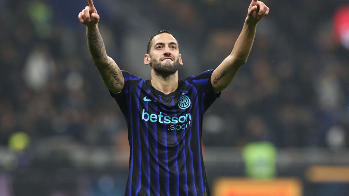 “Kariyerinin zirvesinde”<br>Bu sezon Inter formasıyla çıktığı 10 maçta 6 gol 2 asistlik performans gösteren milli futbolcu, Lautaro Martinez ile birlikte takımın en skorer oyuncusu konumunda yer alıyor. Hiç bu kadar formda olmamıştı' başlığıyla yayımlanan analizde, yıldız oyuncunun hem oyun kurma hem de skor katkısı açısından kariyerinin zirvesinde olduğu belirtildi<br><br><br>