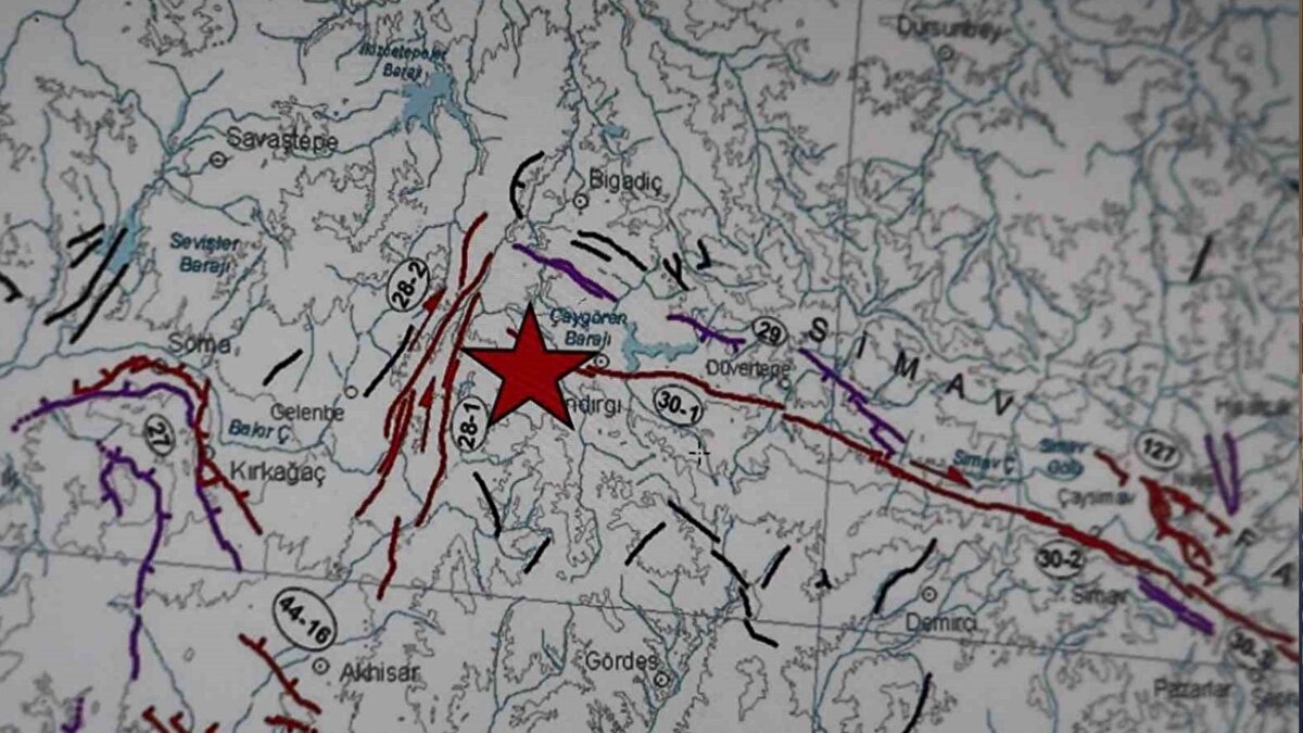 Fakat bu fayı incelediğimizde bunun ana fayla yani Doğu Anadolu Fay zonu içerisinde ana faylarla bir ilişkisi olmayan küçük bir fay olduğunu görüyoruz. Bunu hemen bir öncü mü veya başka bir depremi tetikleyebilir mi, hayır kendi içerisinde bireysel bir deprem olarak değerlendirmek daha doğru olur. Bölgede risk oluşturacak depremleri üretebilecek faylar bellidir. Bunlar Doğu Anadolu Fay zonunun Palu-Bingöl arasında kalan bölümü ve Kuzey Anadolu Fay zonunun Yedisu segmenti diye isimlendirilen Erzincan-Yedisu arasındaki bölümü risk olarak devam ediyor. Onun dışındaki fayları, normal olarak karşılamak lazım. Çünkü bir depremi üreten fayın ne kadarlık bölümünün kırıldığına bakmak gerekiyor. O kadar fazla küçük faylar var ki, bunların üretebileceği deprem büyüklüğü uzunluğundan dolayı 5 büyüklüğünü geçmeyecektir. Panik yapmamak gerekiyor" diye konuştu.