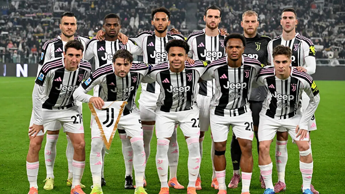 İTALYA BASINI YENİ SİSTEMİ TARTIŞTI<br><br>La Gazetta della Sport’ta yer alan haberde Spalletti’nin 4-3-3 ya da 4-2-3-1 sistemlerini tercih edebileceği ancak üçlü savunmanın da tamamen göz ardı edilmemesi gerektiğine dikkat çekildi.