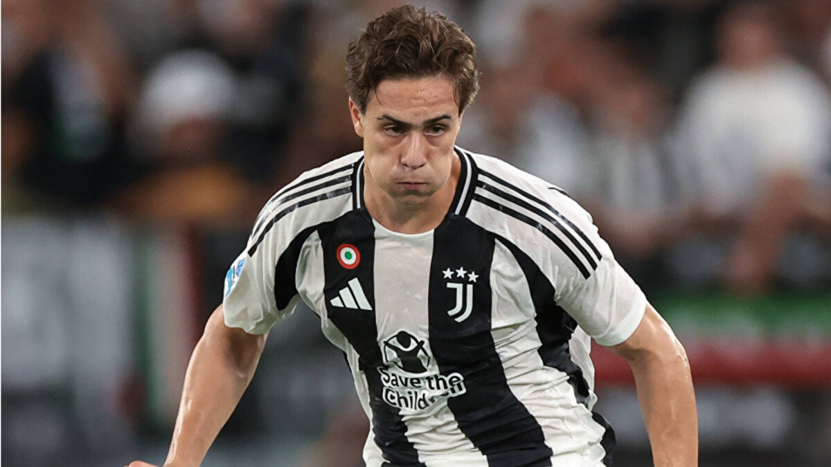 KENAN YILDIZ'A YENİ ROL VERİLECEK Mİ?<br><br>Hücum hattında Kenan Yıldız’ın yine sol kanatta görev yapacağı ancak daha fazla özgürlüğe sahip olacağı, Spalletti’nin Napoli’yi çalıştırdığı dönemde Khvicha Kvaratskhelia’yı kullandığı role benzer bir şekilde milli futbolcuya görev verebileceğine dikkat çekildi.<br><br>