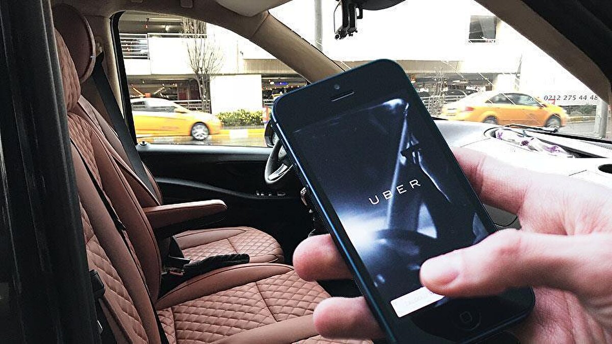 Uluslararası ulaşım ağı şirketi Uber, mobilite ve teslimat alanındaki yenilikçi çözümlerini güçlendirmek amacıyla Türkiye’ye önemli bir yatırım yapıyor. Sanayi ve Teknoloji Bakanı Mehmet Fatih Kacır, Cumhurbaşkanlığı Yatırım ve Finans Ofisi Başkanı Burak Dağlıoğlu, Uber Global CEO’su Dara Khosrowshahi ve Uber Teknoloji Direktörü Praveen Neppalli Naga’nın katılımıyla yapılan etkinlikte, dördüncü küresel Teknoloji Geliştirme ve Yazılım Merkezi’nin İstanbul’da kurulacağı duyuruldu.
