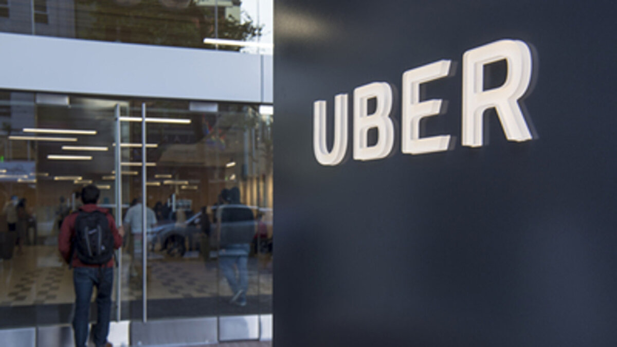 Ülkenin Ar-Ge ekosistemi, 2000’li yılların başında 29 bin olan insan kaynağını bugün 311 bine çıkardı. 113 teknoparkta 12 binden fazla firma, yapay zekâdan siber güvenliğe, finans teknolojilerinden uzaya kadar geniş bir yelpazede inovasyon odaklı çalışmalar yürütüyor. Özel sektörde ise 1.700’den fazla Ar-Ge ve tasarım merkezi faaliyet gösteriyor.