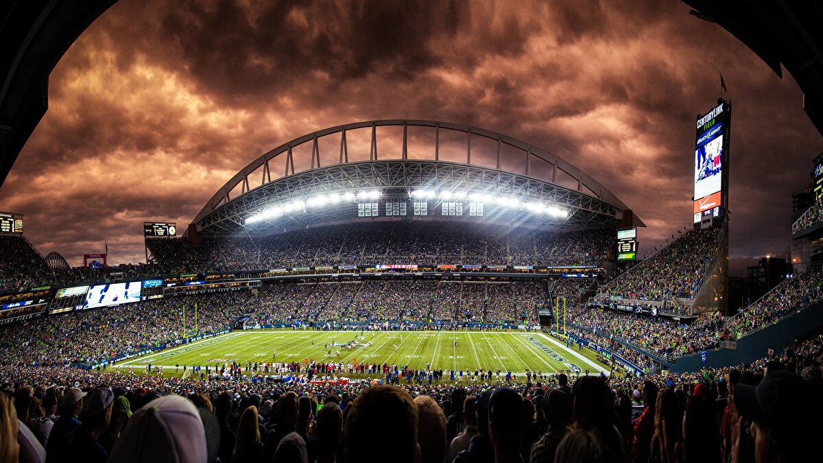 <br>Futbol, sadece bir oyun değildir. Kimi zaman bir tutku, kimi zaman bir yaşam biçimidir ve kimi zaman da bir kültürün parçası… Birçok kulüp, taraftarıyla ve stadının atmosferiyle dünyaya ün saldı. Statların çoğu farklı bir kültürün, farklı bir tutkunun sesiyle yankılanır. Yapay zeka, bizler için en iyi atmosfere sahip statları seçti. İşte Süper Lig’den 3 takımın yer aldığı o stadyumlar… <br>