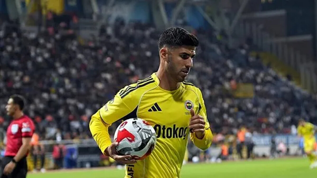 Mallorca çıkışlı olan Asensio, uzun yıllar boyunca Real Madrid forması terletmiş daha sonra ise PSG'nin yolunu tutmuştu. Geçen sezonu Aston Villa'da kiralık olarak geçiren İspanyol yıldız, yaz transfer döneminde ise Fenerbahçe ile sözleşme imzalamıştı.