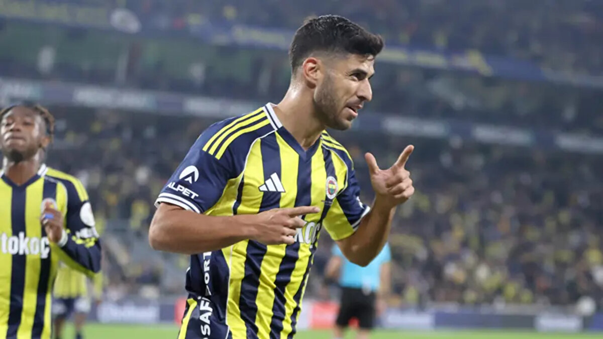 Haberde, "Eski Real Madridli Marco Asensio , kış transfer döneminin bomba transferi olabilir." ifadeleri kullanıldı. Fenerbahçe ile 2028'e kadar sözleşmesi bulunan Asensio için Sevilla'nın resmi bir girişimde bulunup bulunmayacağı merakla bekleniyor.<br><br> <br><br>Asensio, Fenerbahçe formasıyla bu sezon 9 maçta, 2 gol ve 1 asistlik skor katkısı verdi.