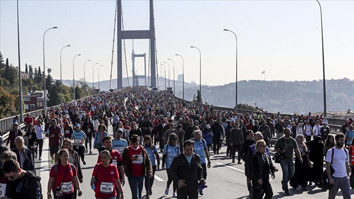 İstanbul Valiliğinden yapılan açıklamada, İstanbul Maratonu kapsamında 2 Kasım Pazar günü saat 03.00 ve 06.00 itibariyle program bitimine kadar bazı yolların trafiğe kapatıldığı ve alternatif güzergahların oluşturulduğu kaydedildi.<br>