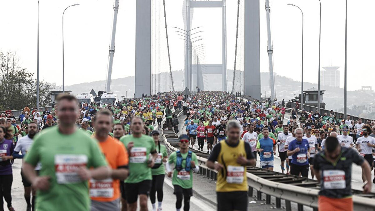 İstanbul Valiliği, 2 Kasım Pazar günü gerçekleştirilecek İstanbul Maratonu nedeniyle bazı yolların sabah erken saatlerden itibaren trafiğe kapatılacağını açıkladı. Yapılan duyuruda, yol kapatmalarının saat 03.00 itibariyle başlayacağı ve maraton programının bitimine kadar süreceği belirtildi.