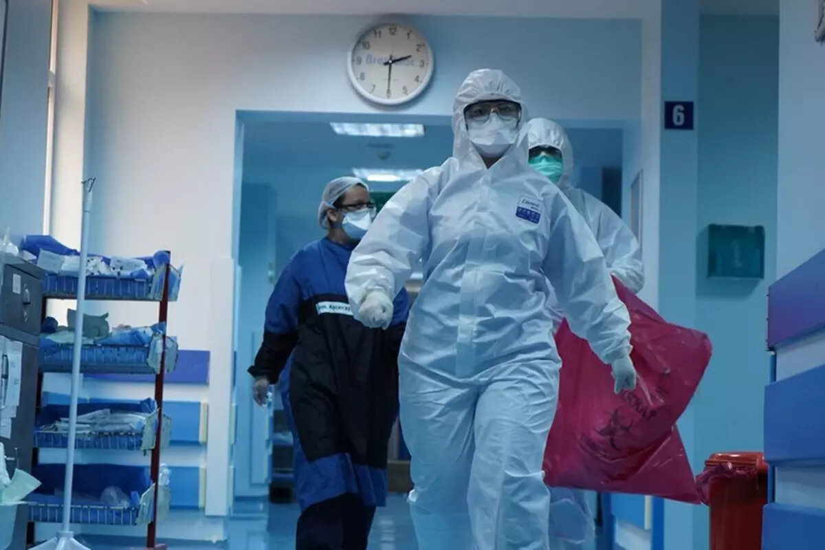 Erken Dönem:<br><br>Ruhsal Değişimler: Sürekli depresyon, kaygı veya kişilik değişimleri görülür.<br><br>Hafıza Sorunları: Hafıza zayıflığı ve dikkat dağınıklığı yaşanır.<br><br>Motor Bozukluklar: Kaslarda istemsiz seğirmeler veya titremeler, el-göz koordinasyonunda bozulma başlar.<br><br>Genel Durum: Yorgunluk ve uyku bozuklukları (aşırı uyuma veya uykusuzluk) gözlemlenir.