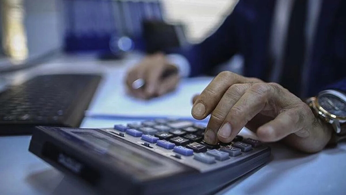 Programda ayrıca, kamu çalışanlarının görevde yükselme süreçlerinde liyakat ilkesinin güçlendirileceği vurgulandı. Yazılı ve sözlü sınavların ağırlıkları gözden geçirilecek, seçme yöntemlerinde işin niteliğine uygun teknik değerlendirme kriterleri esas alınacak. Bu adımla kamu personelinin kariyer basamaklarında daha adil ve performans odaklı bir sistem oluşturulması planlanıyor.