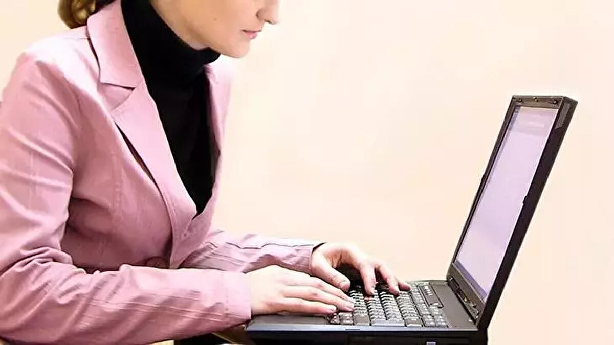 Yeni düzenlemenin en önemli adımlarından biri, esnek çalışma modellerinin sosyal güvenlik sistemiyle uyumlu hale getirilmesi olacak. Değişen çalışma koşullarına uygun bir sosyal güvenlik altyapısı oluşturmak için teknik ve hukuki düzenlemeler yapılacak. Özellikle kısmi süreli, evden ve hibrit çalışma modellerinin sosyal güvenlik uygulamalarıyla entegre edilmesi hedefleniyor.