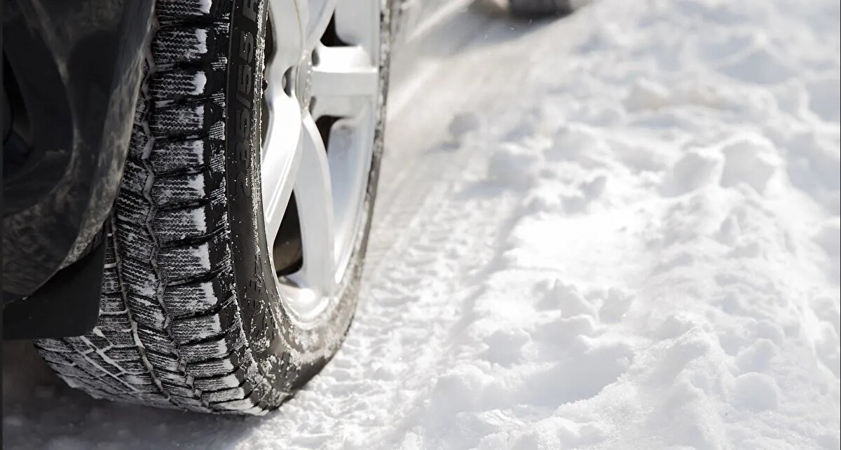 Yeni dönemde denetimler, yalnızca Ulaştırma ve Altyapı Bakanlığı ekipleri tarafından değil; Emniyet Genel Müdürlüğü, Jandarma Genel Komutanlığı, Gümrük ve Ticaret Bakanlığı ile belediyelerin denetim birimleri tarafından da yapılacak. Kış lastiği takmayan sürücülere 5 bin 856 lira idari para cezası uygulanacak.