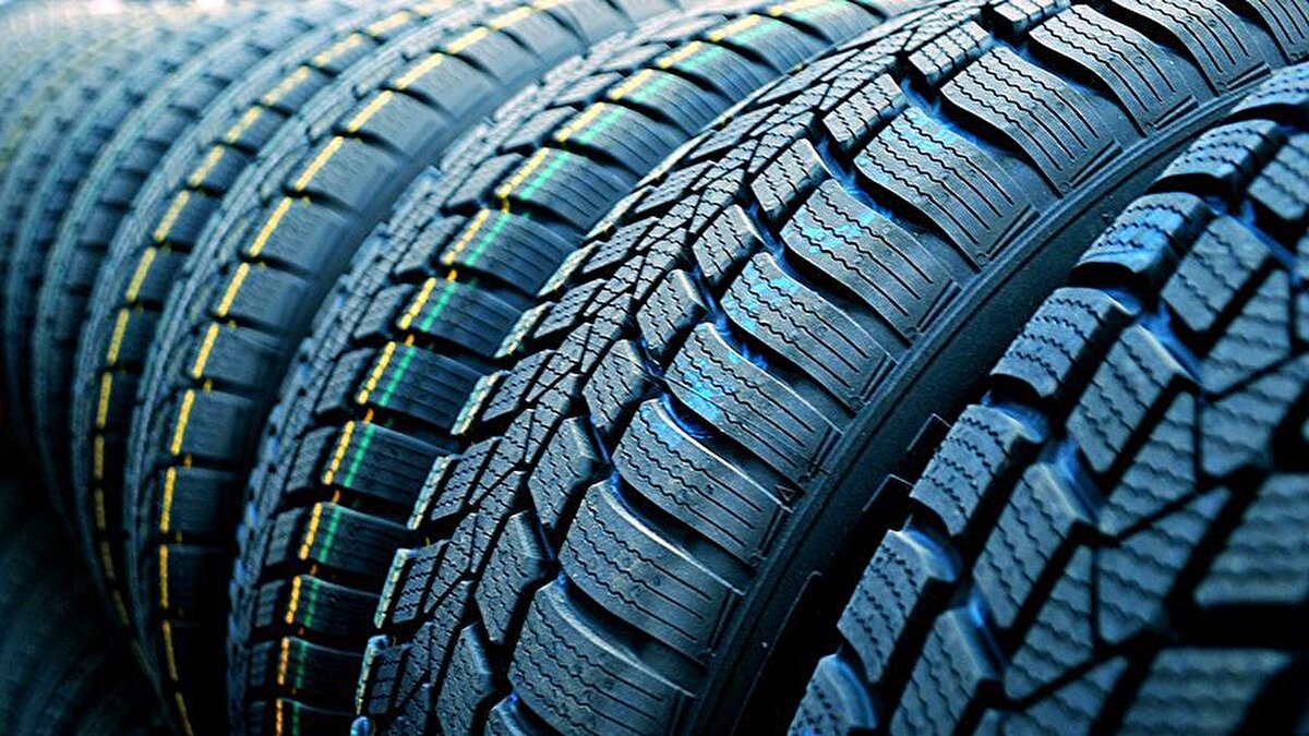 Kış lastiği zorunluluğu, özellikle hava sıcaklıklarının düştüğü ve kar yağışlarının arttığı dönemlerde güvenli sürüşü sağlamak amacıyla yürürlüğe alınıyor. Bakanlık, uygulamanın erken başlamasının gerekçesini, son yıllarda ülke genelinde görülen erken soğuma ve ani kar yağışları olarak açıkladı. Bu sayede hem kazaların önüne geçilmesi hem de yol güvenliğinin artırılması hedefleniyor.