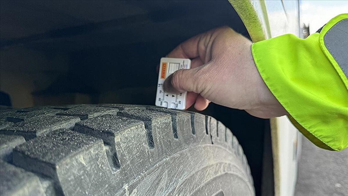 Uzmanlar, sürücülere ceza riskinin ötesinde, hem kendi hem de diğer yol kullanıcılarının güvenliği için kış lastiği kullanımını ertelemeden başlatmaları çağrısında bulunuyor.