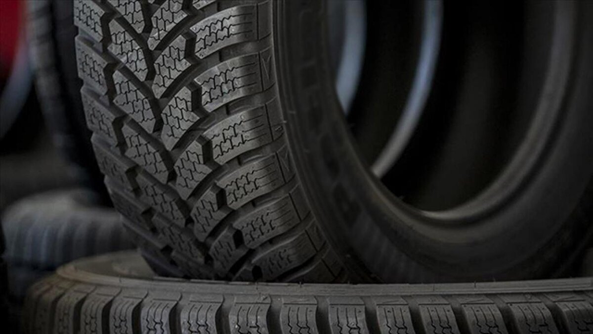 Kış lastikleri, yanak kısmında bulunan “M+S” (Mud + Snow) ibaresiyle ya da bu işaretle birlikte kar tanesi veya üç dağ zirvesi sembolüyle ayırt edilebiliyor. Yaz lastiklerinden farklı olarak daha derin diş yapısı ve özel kauçuk karışımı sayesinde soğuk havalarda esnekliğini koruyarak zemine daha iyi tutunuyor. Bu özellikler, yağmur, kar ve buzlu yollarda araç hakimiyetini artırarak sürüş güvenliğini önemli ölçüde güçlendiriyor.