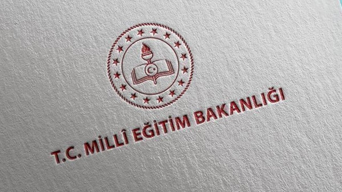 2026 yılı itibarıyla eğitim sistemi, olağanüstü durumlara karşı daha dayanıklı ve esnek bir yapıya kavuşturulacak. Bireyselleştirilmiş öğrenme sistemi etkin hale getirilecek, uzaktan eğitim altyapısı geliştirilecek. Ayrıca, yapay zekâ destekli dijital öğrenme platformu MEBİ güçlendirilerek öğrencilere kişiselleştirilmiş öğrenme deneyimi sunulacak. Eğitim Bilişim Ağı (EBA) ise yeni simülasyonlar, eğitsel videolar ve zenginleştirilmiş kitap içerikleriyle daha etkileşimli hale getirilecek.