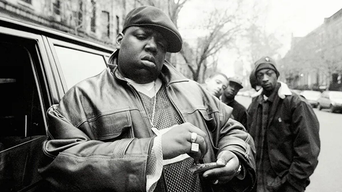 The Notorious B.I.G., ölümünden 28 yıl sonra bile markalaşmış mirasıyla gelir yaratıyor. 2025’te kataloğunun yarısının Primary Wave Music’e devredilmesiyle 80 milyon dolar kazançla beşinci sırada yer aldı.