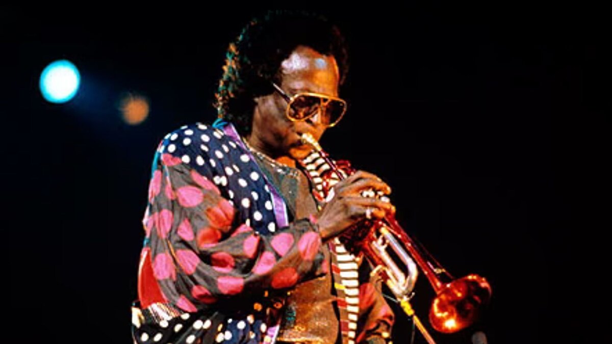 Miles Davis, 100. doğum yılı yaklaşırken 21 milyon dolarlık gelirle listeye girdi. Mirasının yüzde 90’ı Reservoir Media tarafından satın alındı; New York Lincoln Center gibi salonlarda anma konserleri düzenleniyor.