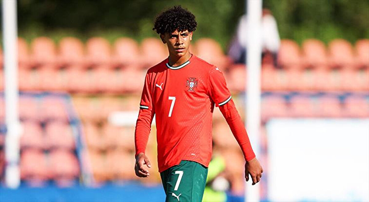 Aynı zamanda babasının takımı Al Nassr'da U-15 forması giyen Cristiano Jr. 4 maça çıktığı Portekiz U-15 Milli Takımı'yla da 2 kez ağları havalandırdı.