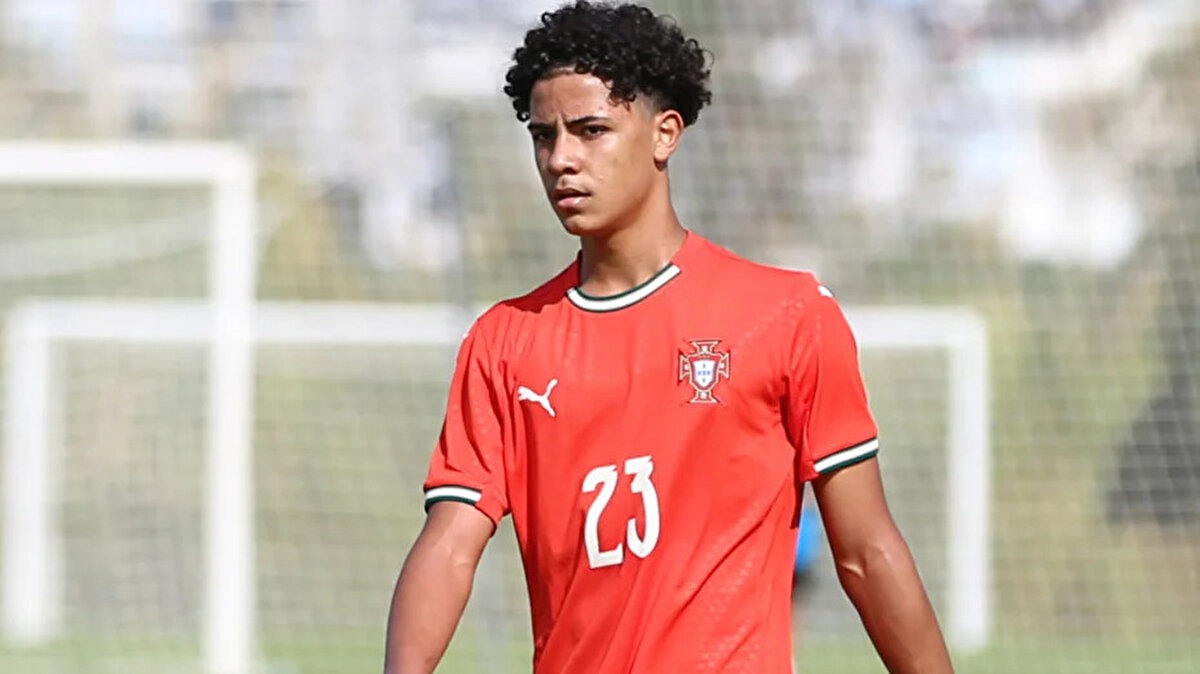 Daha önce U-15 takımında oynayan Cristiano Ronaldo'nun oğlu Cristiano Junior, U-16 seviyesinde ilk kez sahaya çıktı.