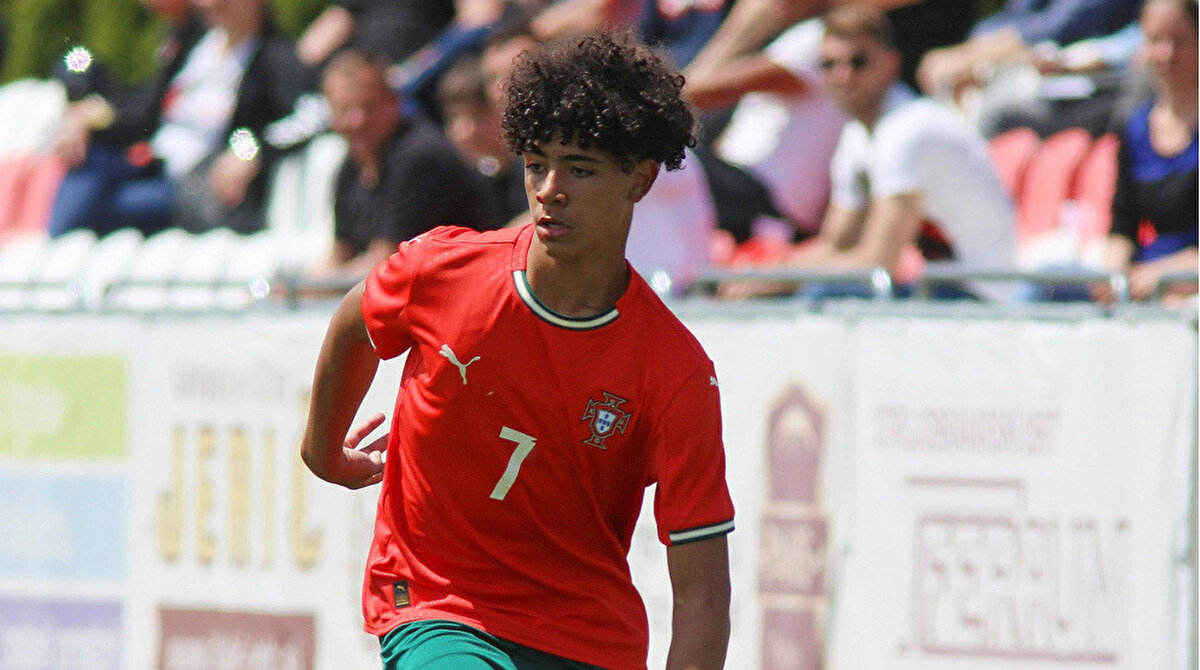 U-16 milli takımları Antalya'da düzenlenen hazırlık turnuvasında karşı karşıya geliyor. Bu karşılaşmalardan biri de Portekiz ile Galler arasındaydı.