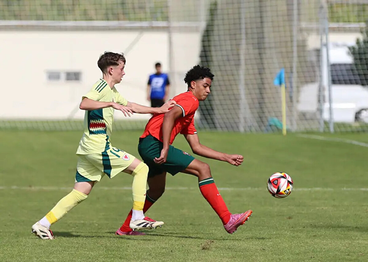 Kariyerine Juventus altyapısında başlayan 15 yaşındaki futbolcu, 2021'de Manchester United altyapısına transfer olmuştu.