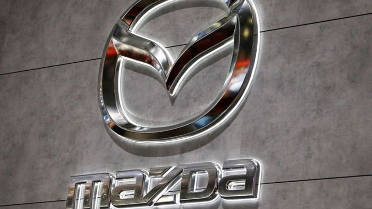 Yıl başında logo değişikliğinin sinyallerini veren dev otomobil markası Mazda, Tokyo’daki fuarda tanıtılan yeni sembol 1997’de kullanılan meşhur “kanatlı M” logosunun sadeleştirilmiş versiyonu olarak ön plana çıkıyor. Daha önce Çin’de satışa sunulan EZ-60 modelinde de kullanılmıştı<br>