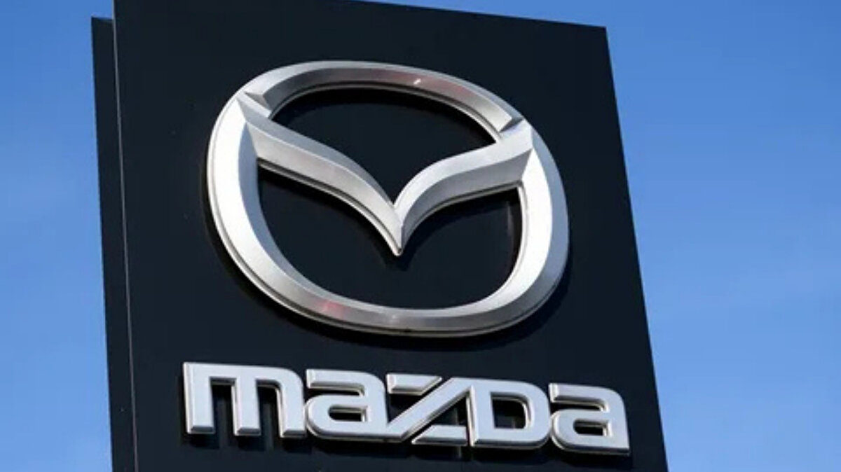 Yeni yazı tipi ve kimlik<br>Mazda’da yaşanan değişim sadece logoyla sınırlı olmadı. 2026 model CX-5’in bagaj kapağında ve direksiyonunda, markanın yeni “Mazda” yazı karakteri dikkat çekiyor. Aynı font, Çin’deki EZ-60 ve global pazarda “6e” ismiyle bilinen modellerde de kullanılacak.