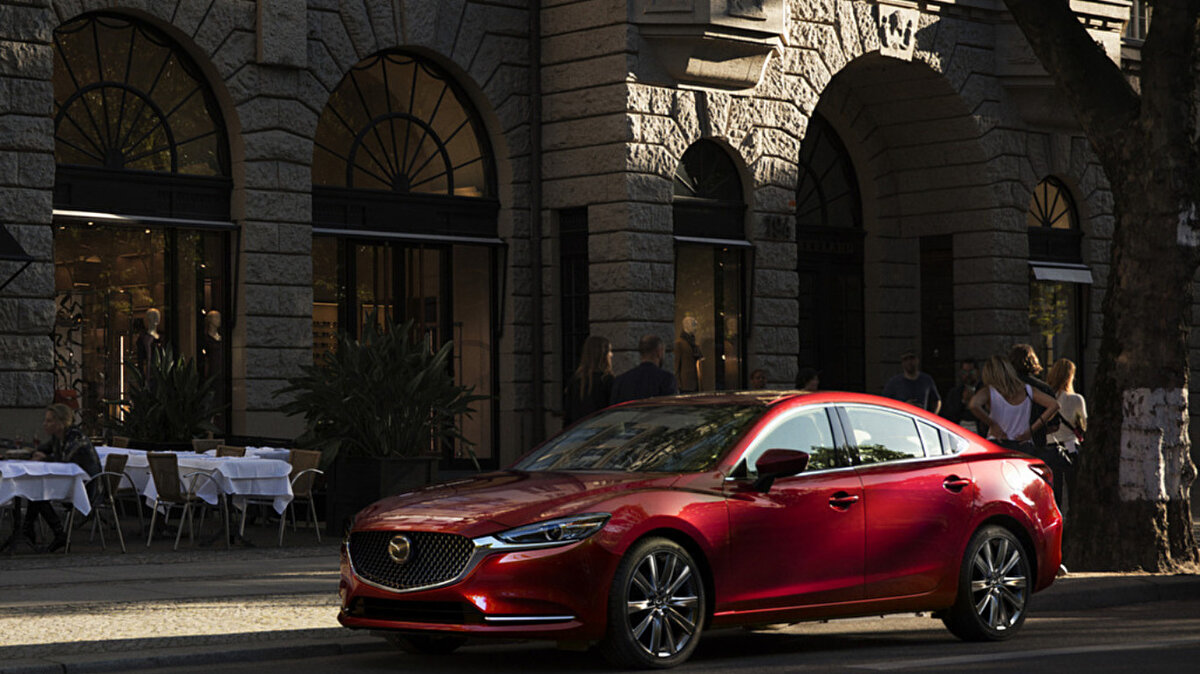 Mazda sözcüsü Tamara Mlynarczyk, yeni logonun ilk etapta dijital mecralarda kullanılacağını belirterek, “Yeni marka simgemiz dijital ortamlarda görünürlüğü artırmak için optimize edildi. Güncel ve yeni logolar, uygun durumlarda birlikte kullanılacak” dedi. Mlynarczyk ayrıca logonun ilk olarak yeni CX-5’in tanıtım kampanyalarında yer alacağını ve ardından dünya genelindeki web sitelerine aşamalı olarak entegre edileceğini söyledi.