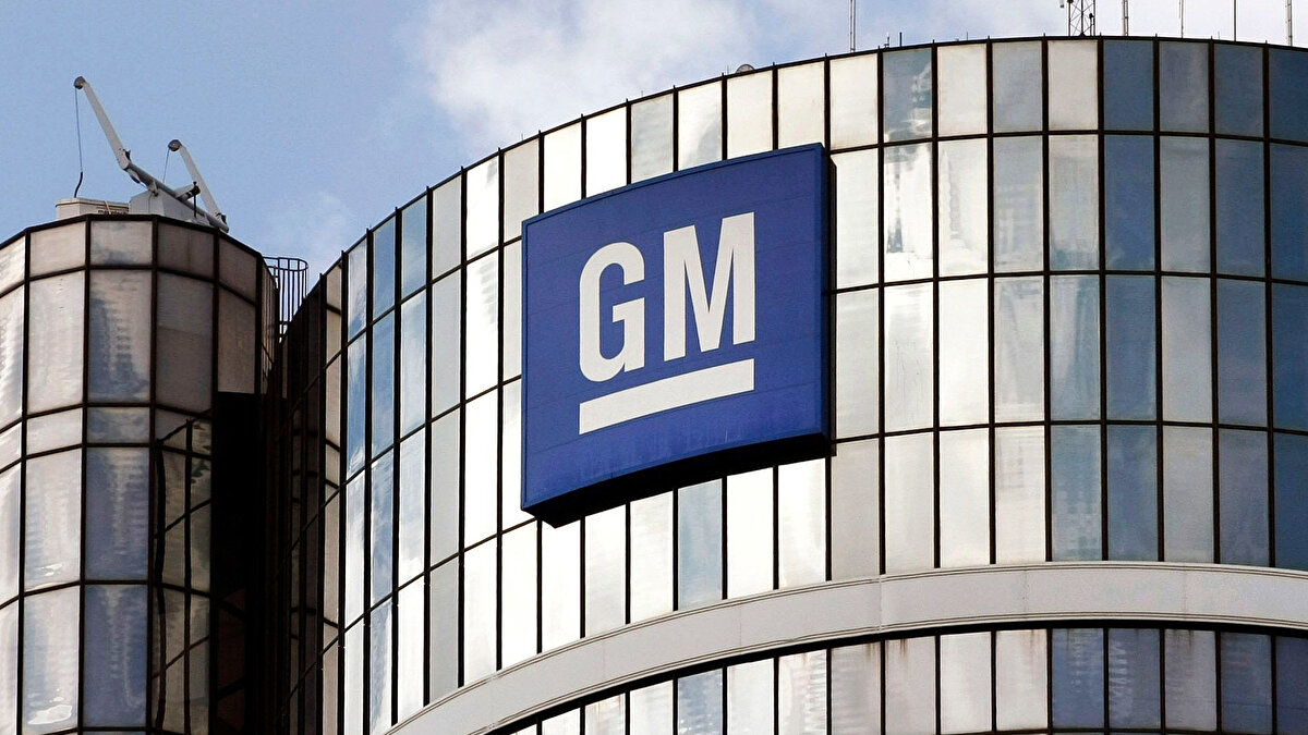 Batarya fabrikalarında üretim durdu<br><br>GM, aynı zamanda LG Energy Solution ile ortak girişimi olan Ultium Cells LLC kapsamında iki batarya fabrikasında üretim ayarlamasına gidiyor.<br><br>Warren (Ohio) ve Spring Hill (Tennessee) tesislerinde 2026 Ocak ayından itibaren geçici üretim duraklaması planlanıyor.