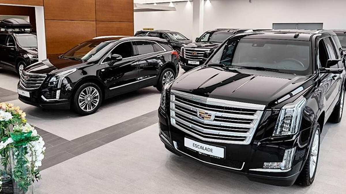 1,6 milyar dolarlık zarar beklentisi<br><br>GM’nin bu ay başında ABD Menkul Kıymetler ve Borsa Komisyonu’na (SEC) yaptığı bildirimde, elektrikli araç üretim kapasitesini azaltma planının 2025 üçüncü çeyreğinde 1,6 milyar dolarlık zarara yol açacağı öngörüldü.<br><br>Şirket, buna rağmen ABD’deki üretim yatırımlarını sürdürmeye kararlı olduğunu ve esnek üretim stratejileriyle değişen koşullara uyum sağlayacağını açıkladı.