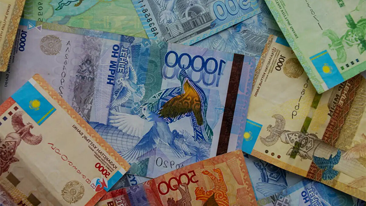 Merkez Bankası döviz listesinde hangi para birimleri var?<br><br>ABD doları, Avustralya doları, Azerbaycan yeni manatı, Birleşik Arap Emirlikleri dirhemi, Bulgar levası, Çin yuanı, Danimarka kronu, avro, Güney Kore wonu, İngiliz sterlini, İsveç kronu, İsviçre frangı, Japon yeni, Kanada doları, Katar riyali, Kazakistan tengesi, Kuveyt dinarı, Norveç kronu, Pakistan rupisi, Rumen leyi, Rus rublesi ve Suudi Arabistan riyali Merkez Bankası'nın döviz listesinde yer alıyor.<br>Kazakistan Tengesi (TZT) nedir?<br>Kazakistan'ın resmi para birimidir. Kazakistan tenge'si üst üste 3 yıl boyunca dünyanın en güzel banknotu olarak seçildi