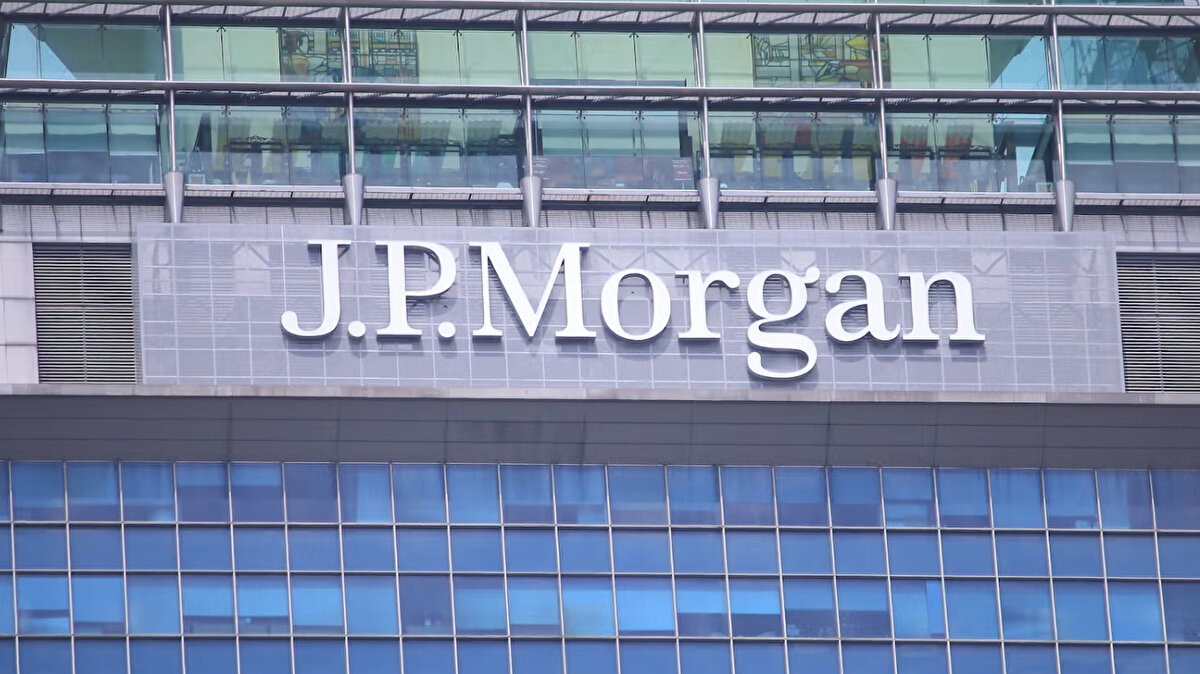JPMorgan<br>JPMorgan stratejistleri, yatırımcıların altına olan ilgisinin önümüzdeki üç yıl içinde fiyatları yüzde 110 artırabileceğini öngörüyor. Nikolaos Panigirtzoglou liderliğindeki ekip, yatırımcıların hisse senetlerine karşı korunmak için altına yöneldiğini belirtti.