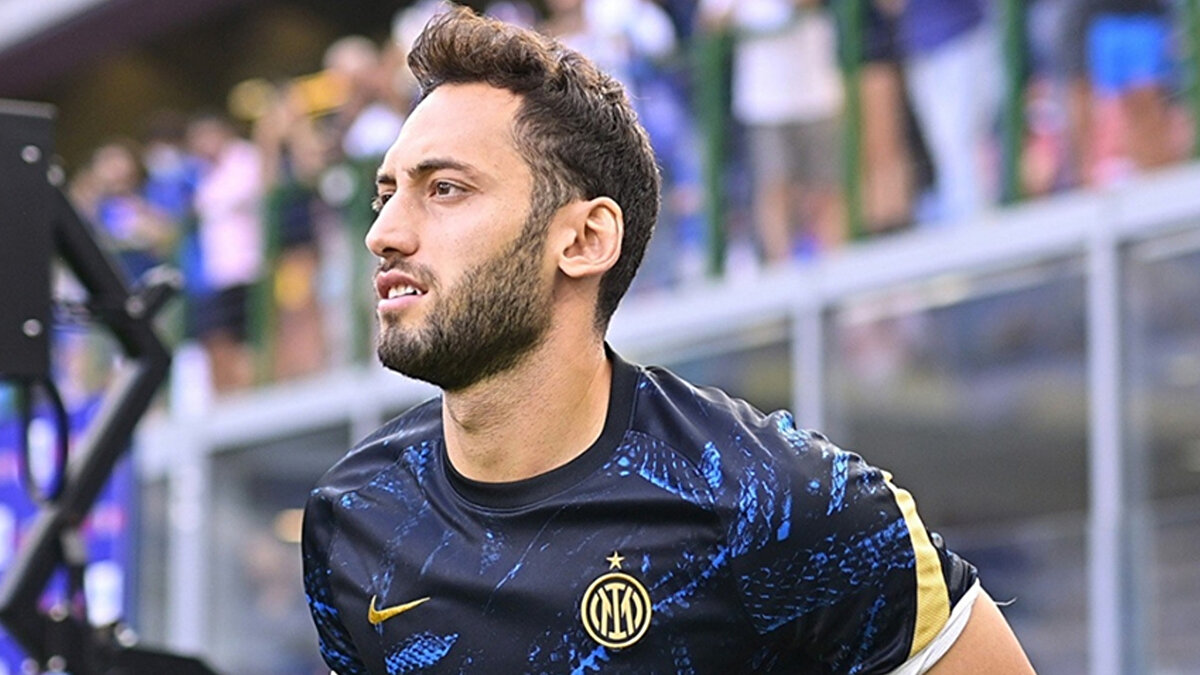 Bu isimlerden biri de takımın formda orta saha oyuncusu Hakan Çalhanoğlu'nun olacağı aktarıldı.