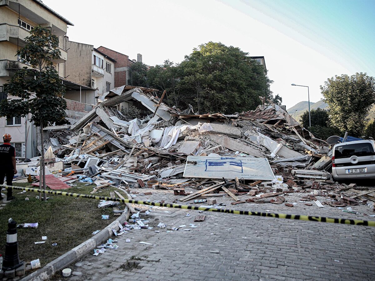 Uzman isim, Adalar Fayı’nın 1999 Gölcük Depremi ile enerjisinin büyük bölümünü boşalttığını belirterek, “Risk kuzeyde değil, güneyde birikiyor. Enerji 1999 sonrası güneye aktı, bu yüzden asıl stres Çınarcık-Esenköy-Bozburun hattında yoğunlaşıyor” dedi.