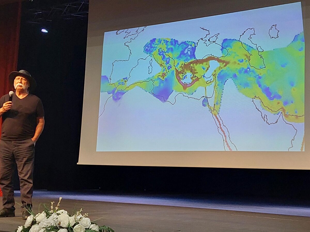 Deprem riskinin doğru analiz edilebilmesi için bölgesel fay hatlarının ayrıntılı biçimde incelenmesi gerektiğini belirten Prof. Dr. Üşümezsoy, “Risk yönetimi sadece genel tahminlerle değil, yerel zemin etütleri ve yapı güçlendirme çalışmalarıyla yapılmalıdır. Özellikle sahil hattındaki yerleşimlerde bu konuya daha fazla önem verilmesi gerekiyor” diyerek uyarısını yineledi.