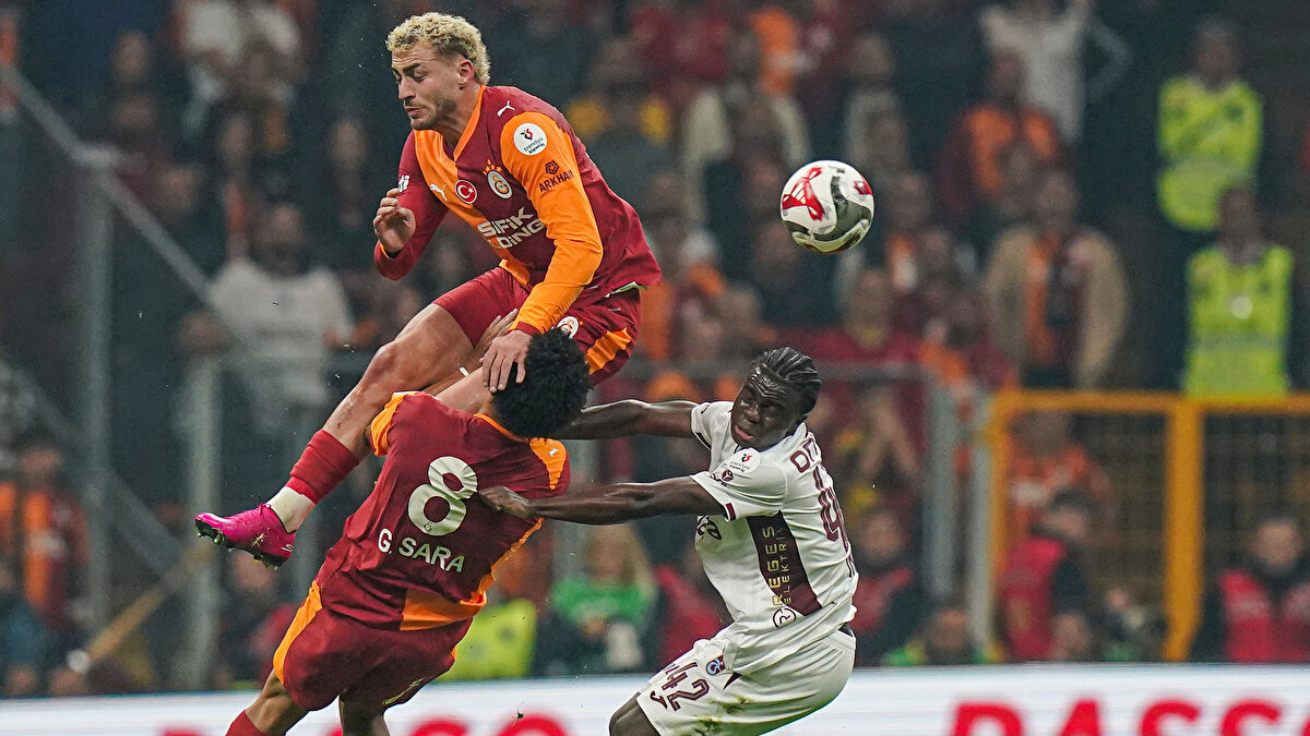 Sarı kırmızılı taraftarlar, 74. dakikada oyundan alınan Barış Alper Yılmaz'a tepki gösterdi.