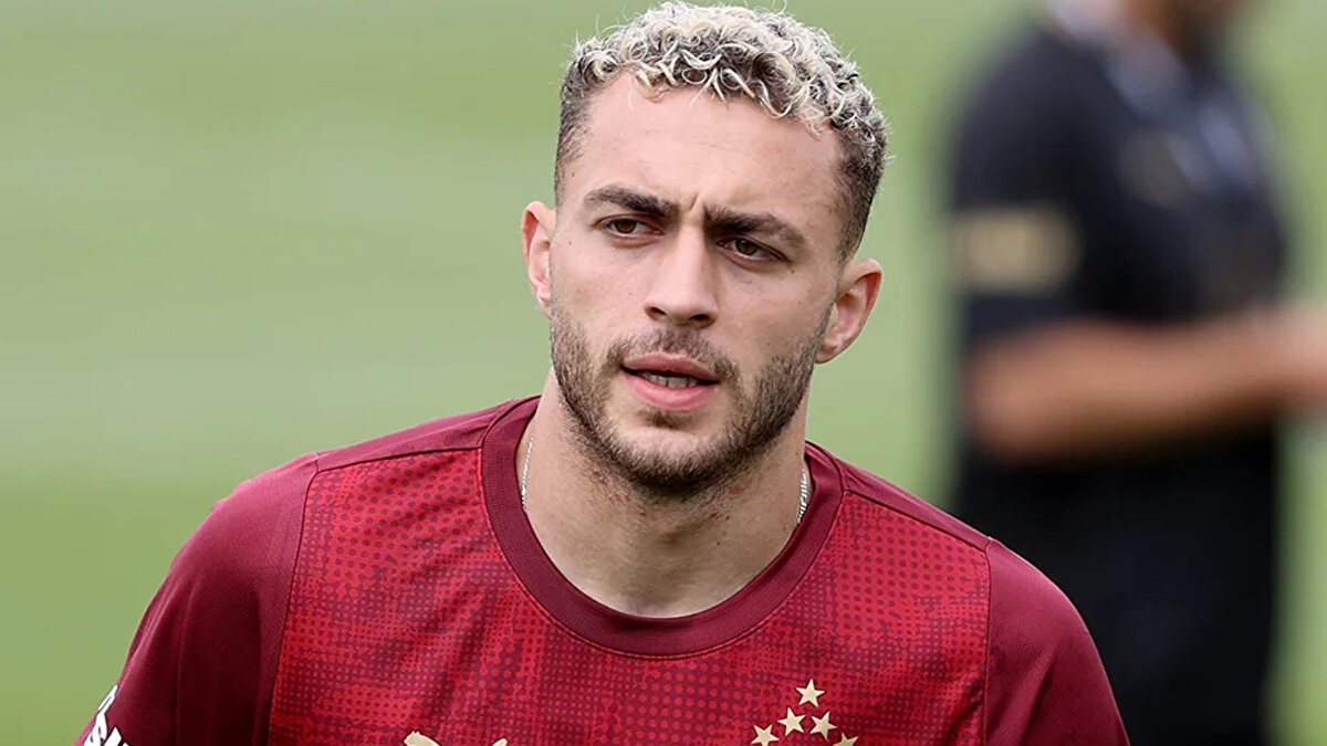 OYUNDAN ÇIKARKEN ISLIK SESLERİ YÜKSELDİ<br><br>Mücadelenin 74. dakikasında kenara gelen Barış Alper Yılmaz için tribünlerden yükselen ıslık sesleri ekranlara yansıdı.